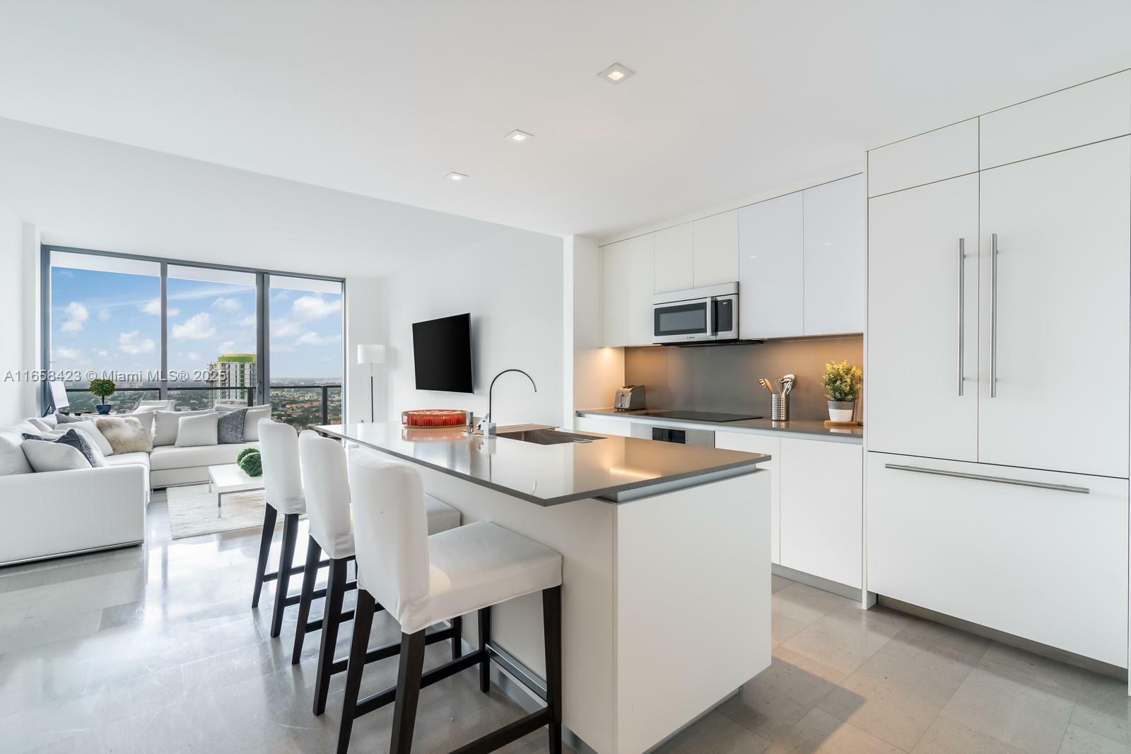 Property Photo: 68 SE 6th St 3706 FL 33131