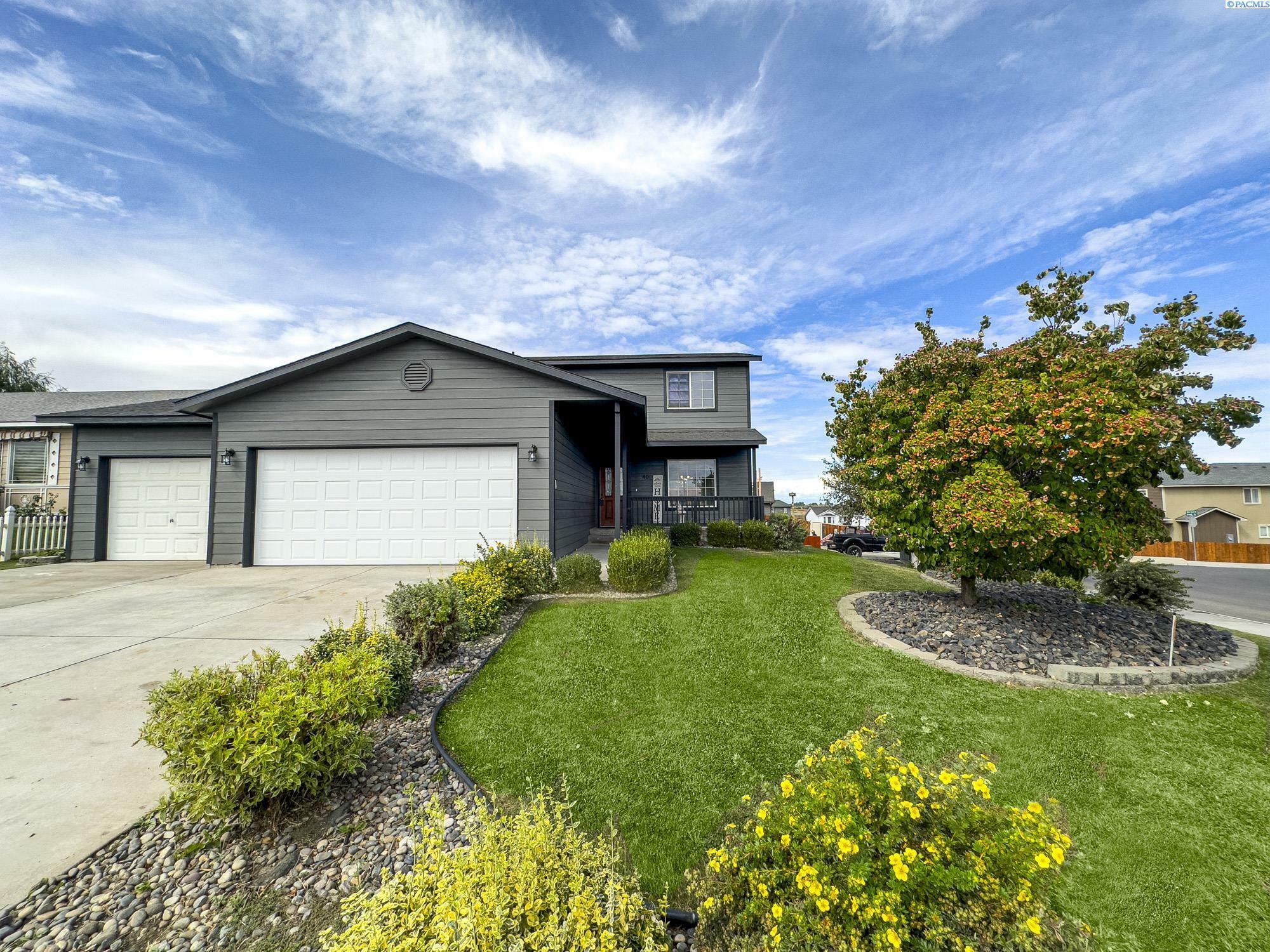 Property Photo:  401 Villa Real Dr  WA 98944 