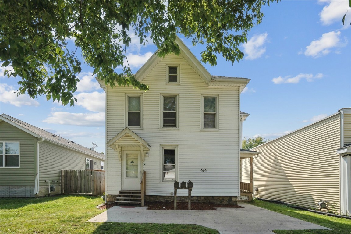 Property Photo:  919 F Avenue NW  IA 52405 