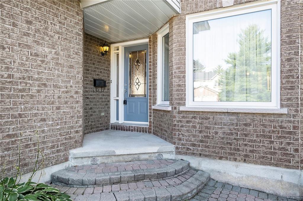Photo de la propriété: 228 McGibbon Drive ON K2L 3Y5