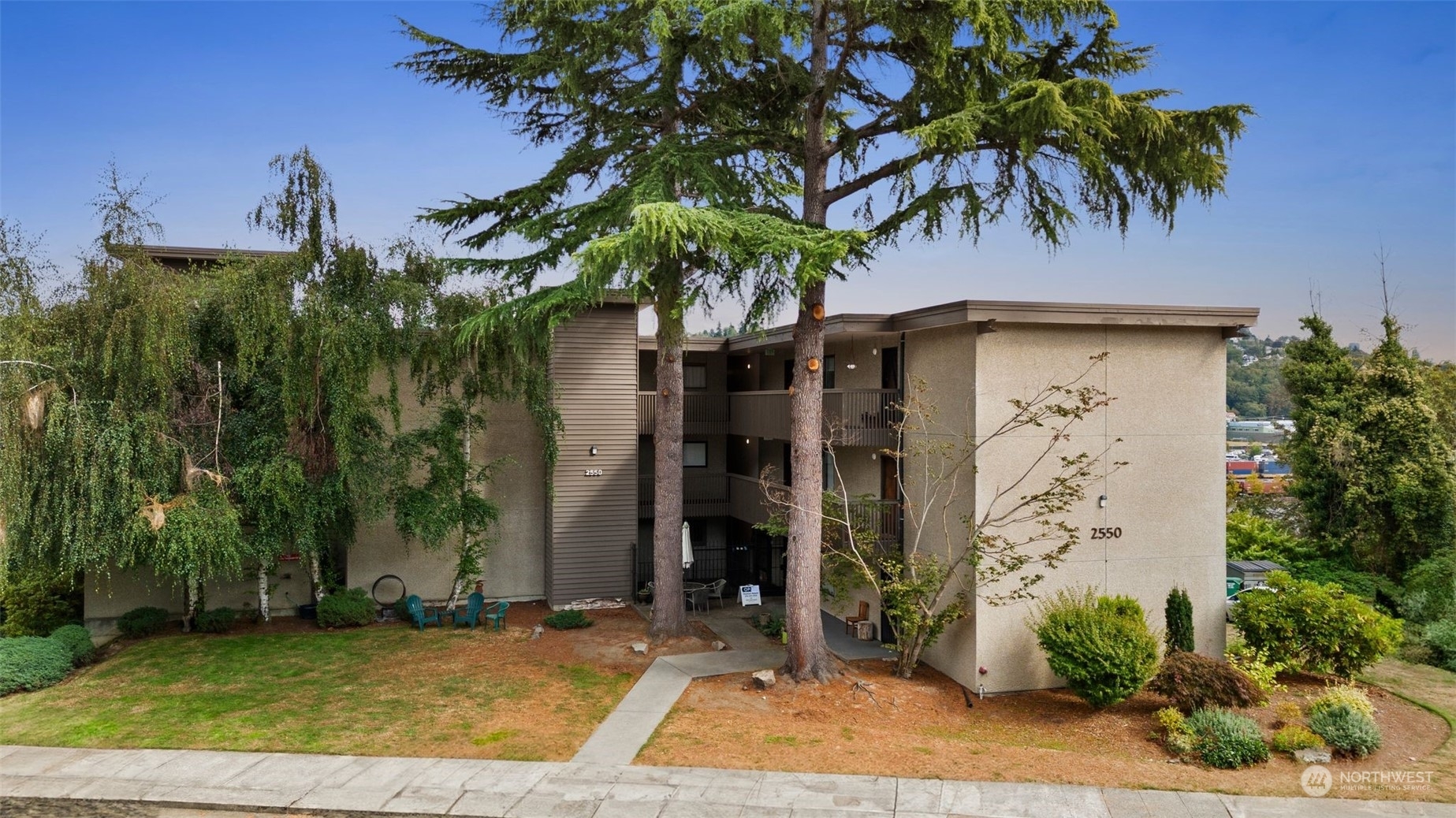 Property Photo:  2550 Thorndyke Avenue W 104  WA 98199 