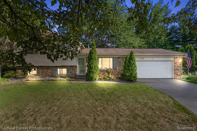 Property Photo:  1239  Queens Drive  MI 48371 