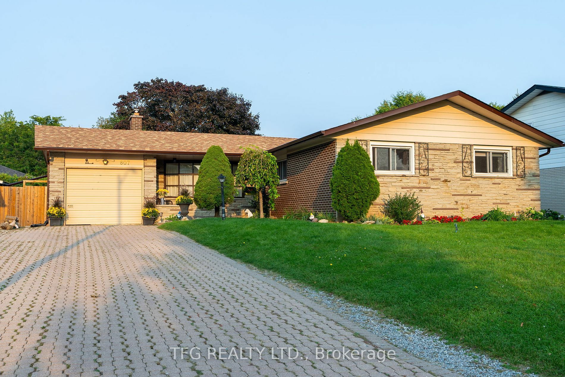 807 Fernhill Blvd  Oshawa ON L1J 5K5 photo