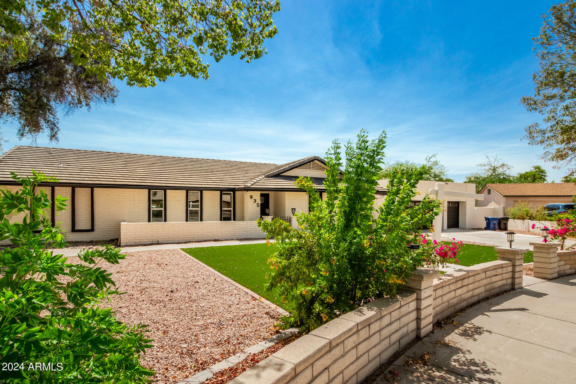 Property Photo:  935 E Libra Drive  AZ 85283 