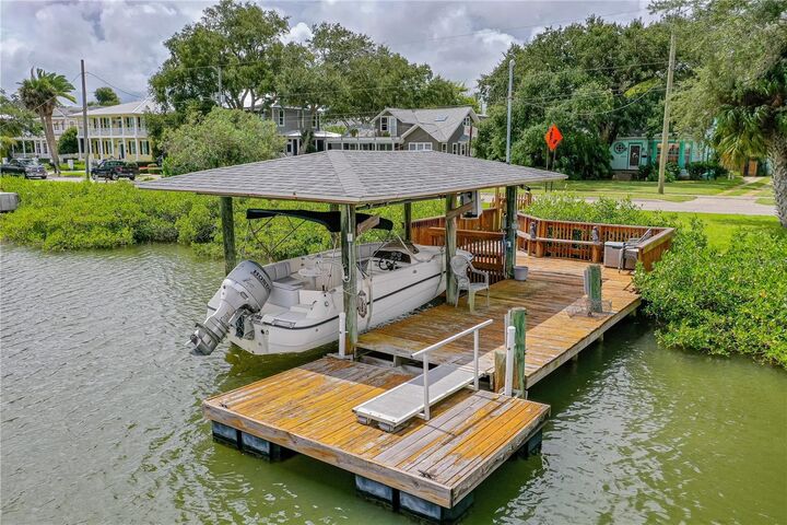 Property Photo: 1206 S Riverside Drive FL 32168