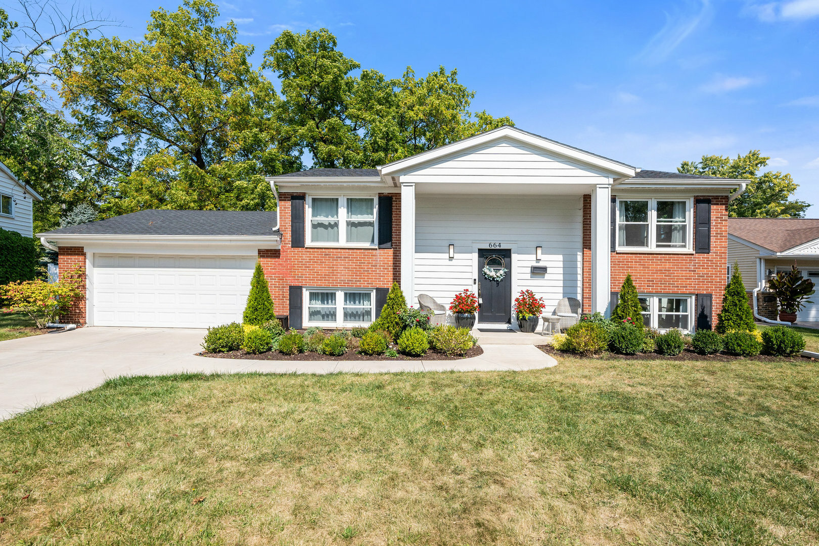 Property Photo:  664 Caroline Court  IL 60015 