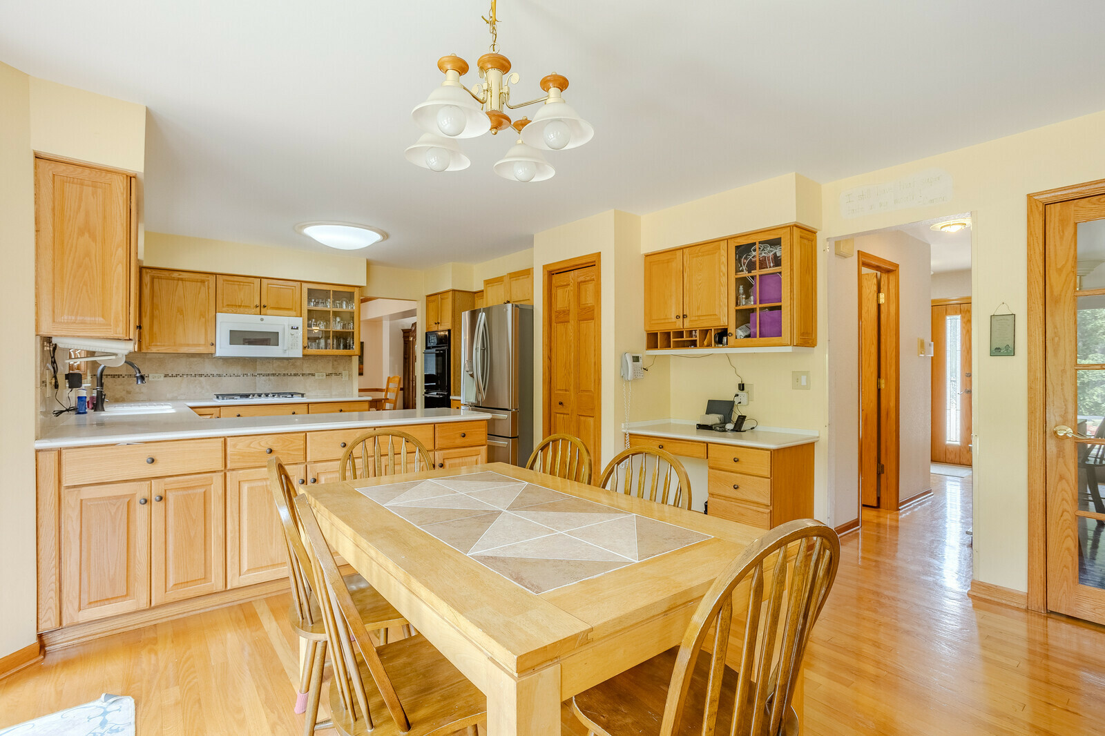 Property Photo:  208 E Brett Court  IL 60005 