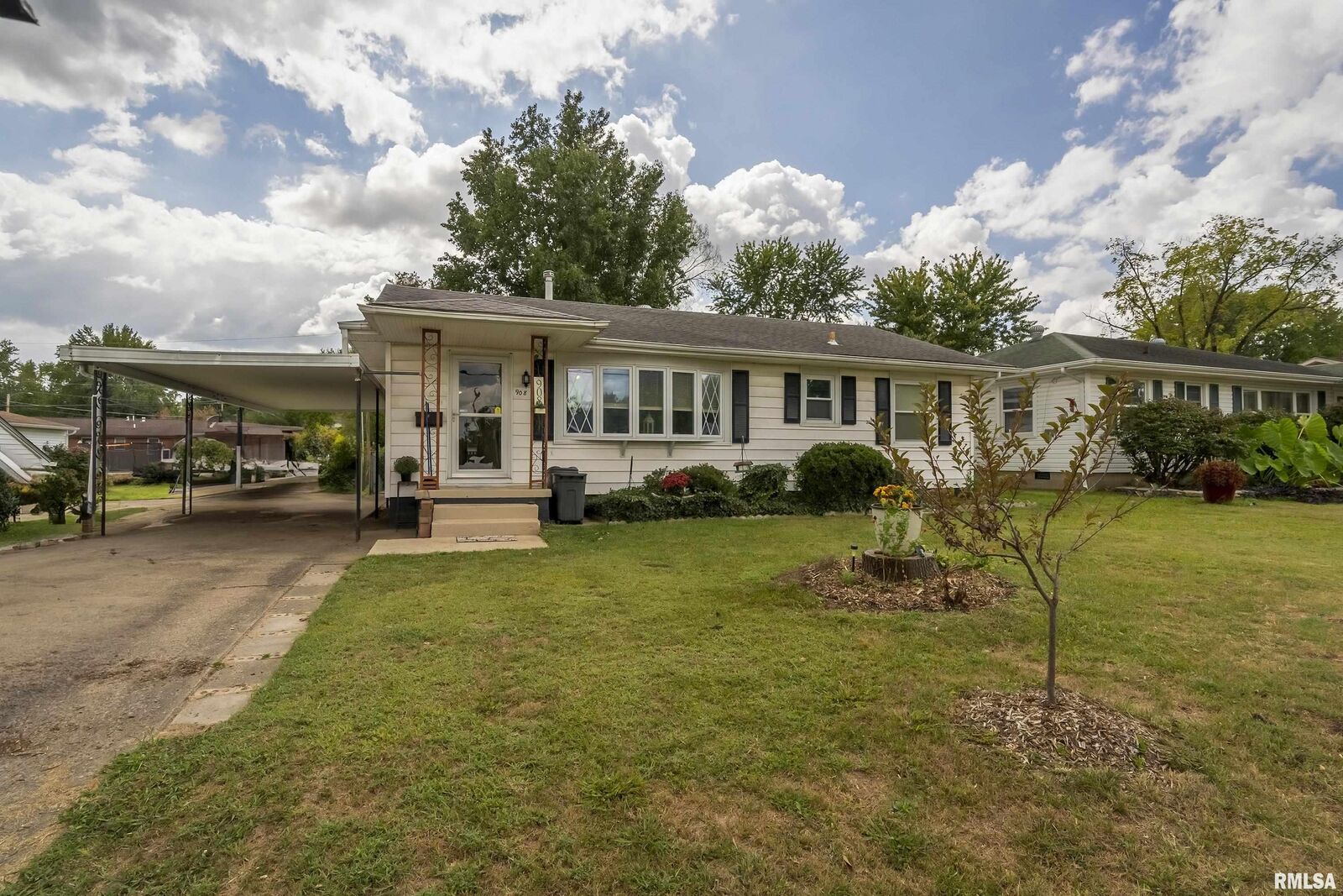 Property Photo:  908 E Stotlar Street  IL 62948 