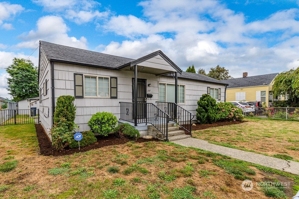 Property Photo:  107  16th Street SE  WA 98002 