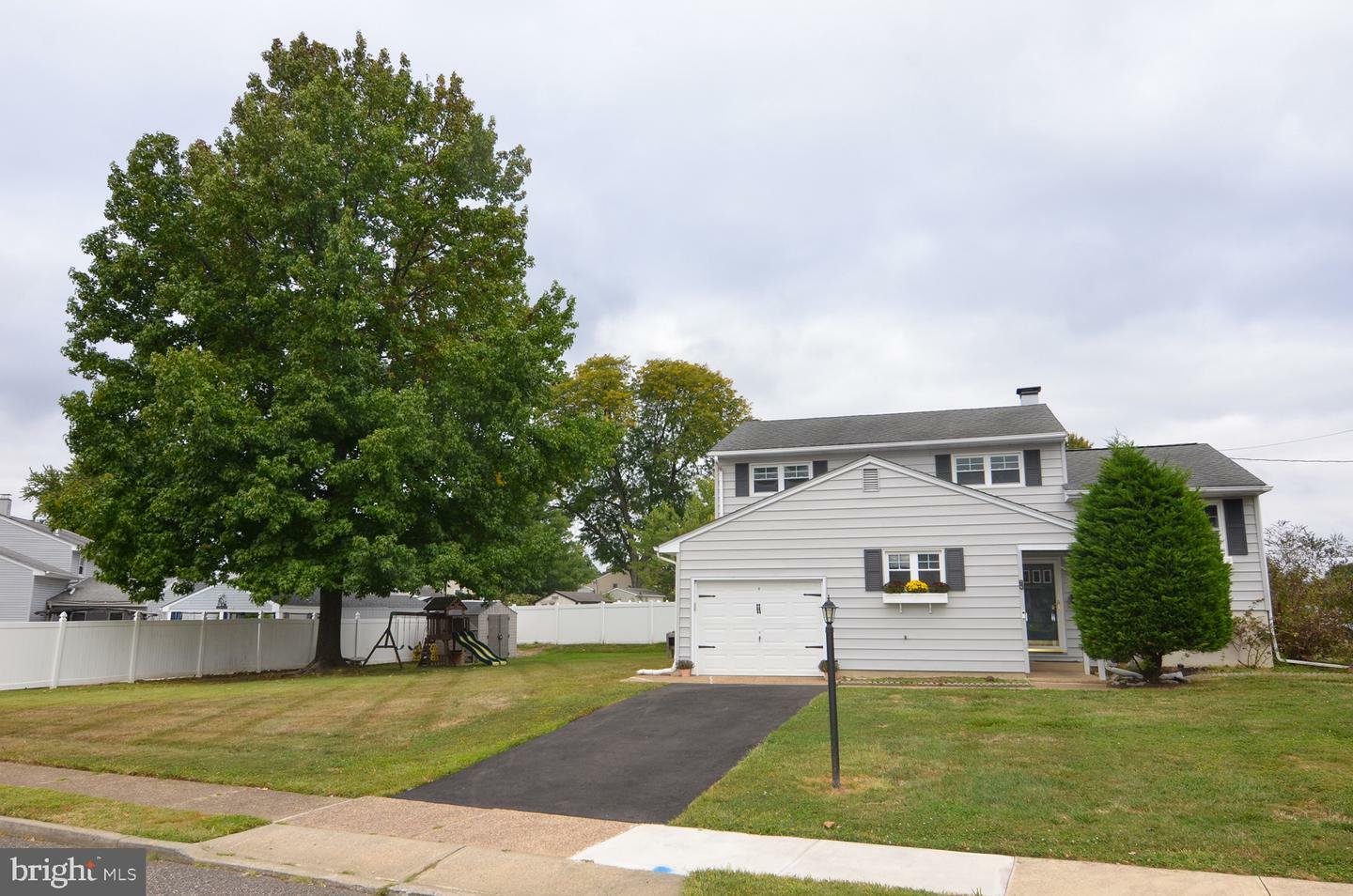 Property Photo:  7 Vine Way  NJ 08505 