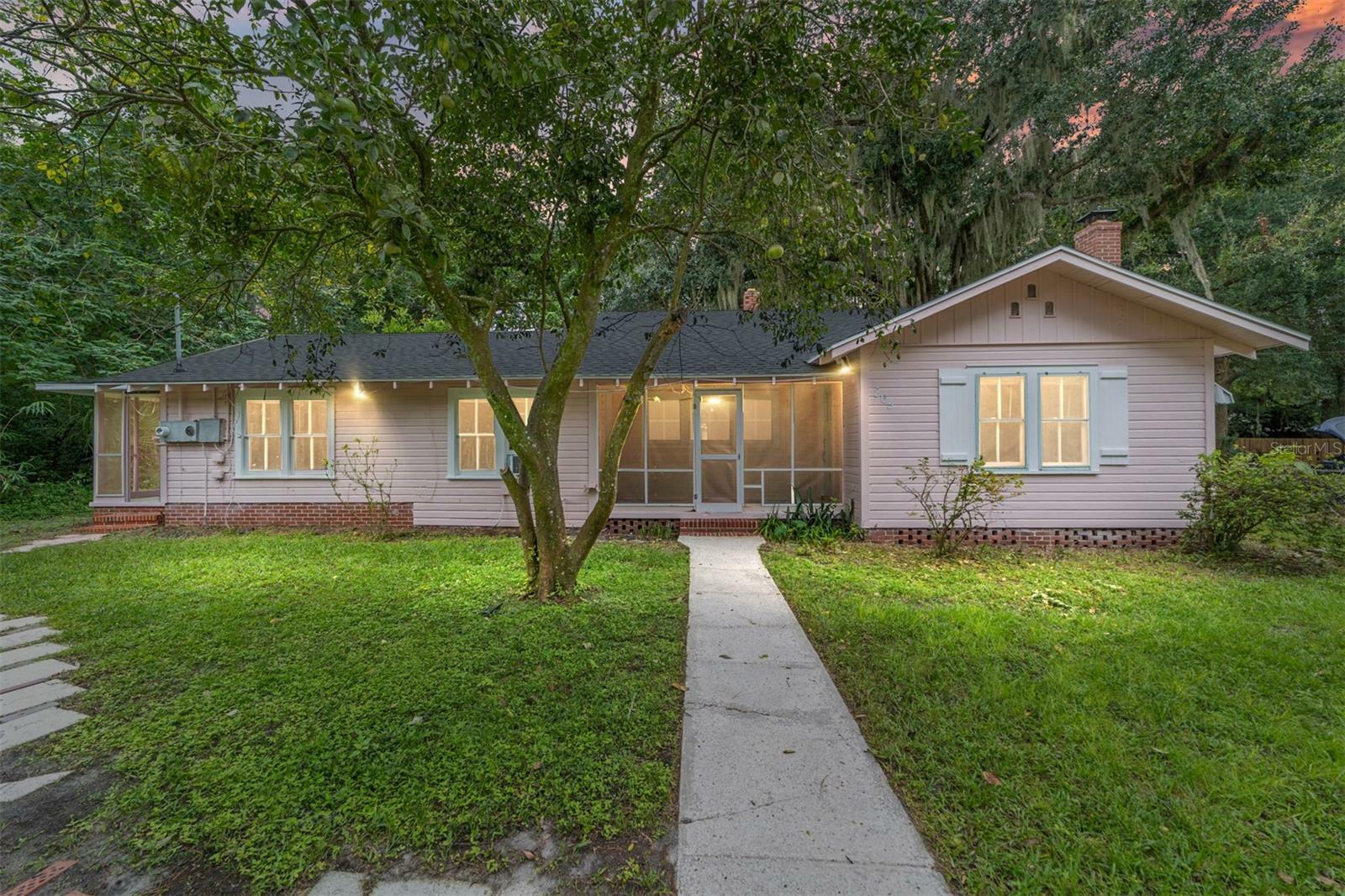 Property Photo:  865 NW 31st Avenue  FL 32609 