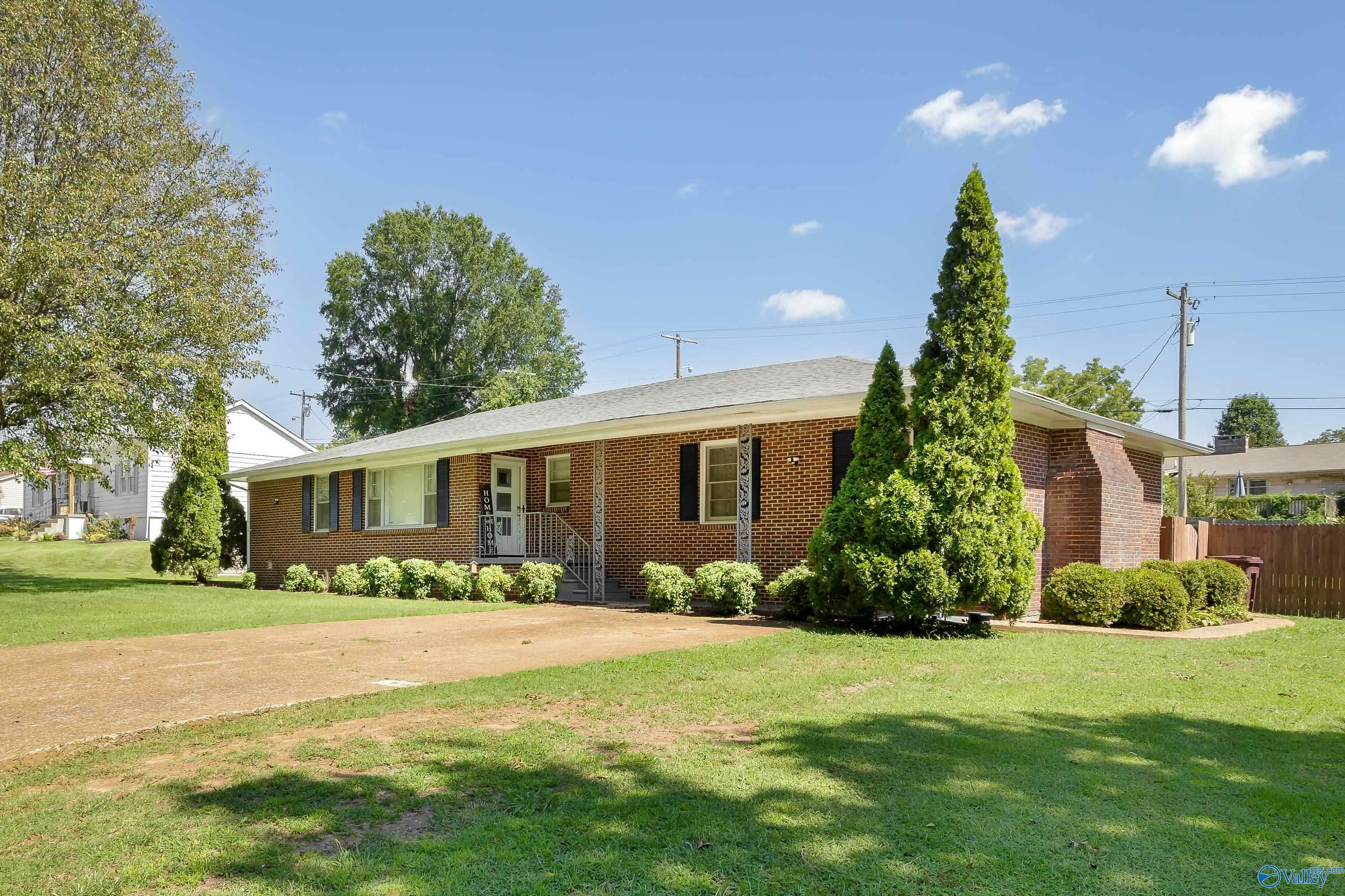 Property Photo:  1812 Crestline Avenue  AL 35660 