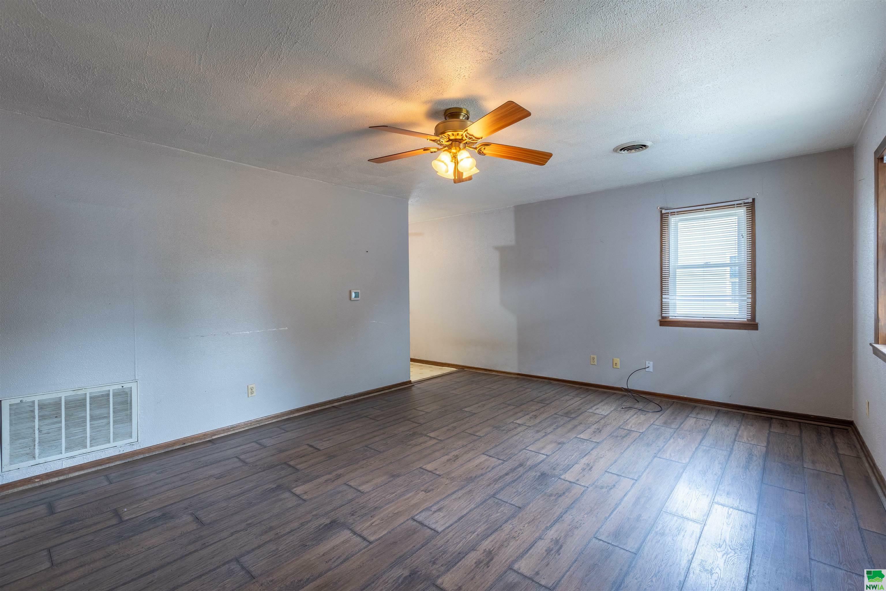 Property Photo: 716 14th St IA 51040