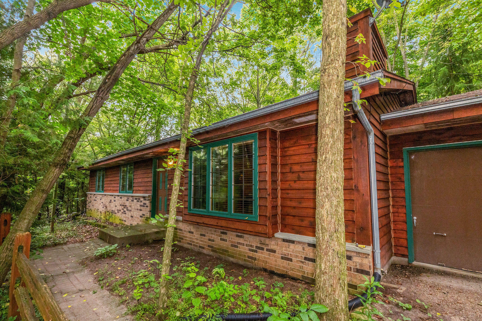 Property Photo:  417 Lake Twelve Dr  WI 53021 