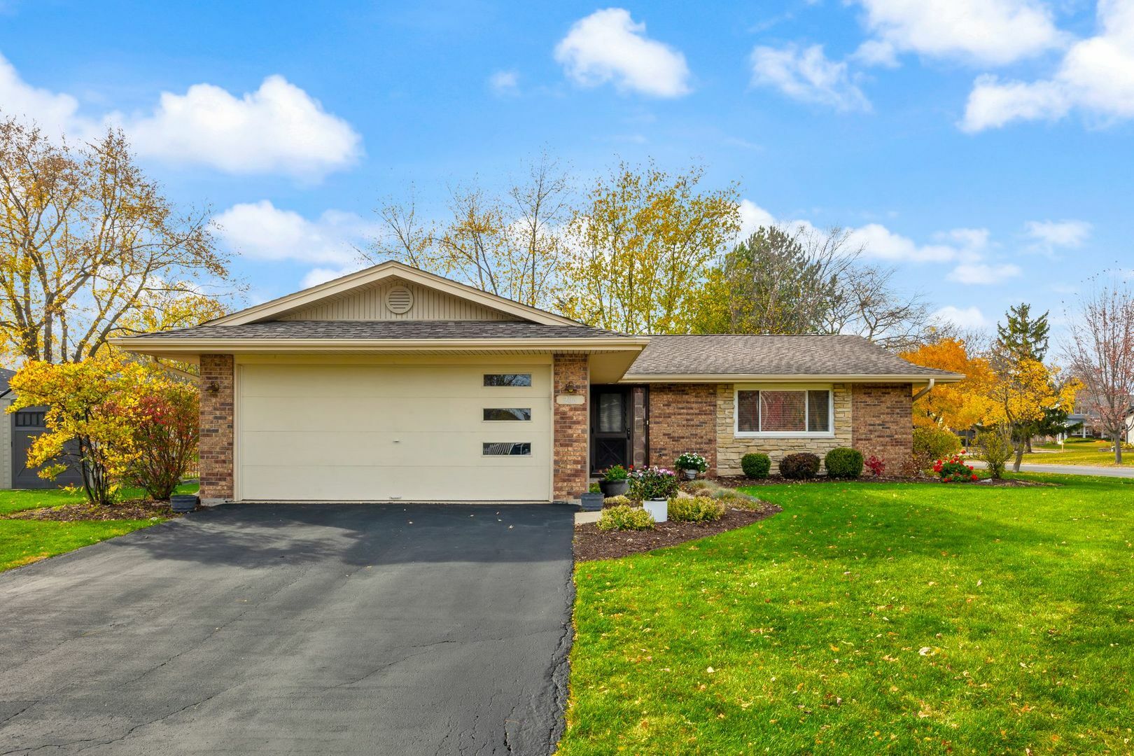 206 S Walnut Lane  Schaumburg IL 60193 photo