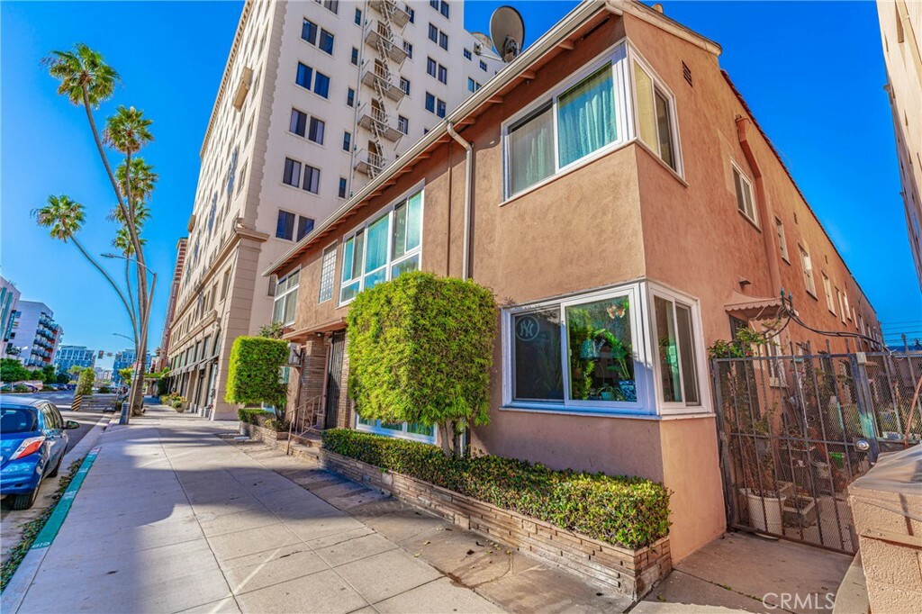 Property Photo:  325 Cedar Avenue 1  CA 90802 