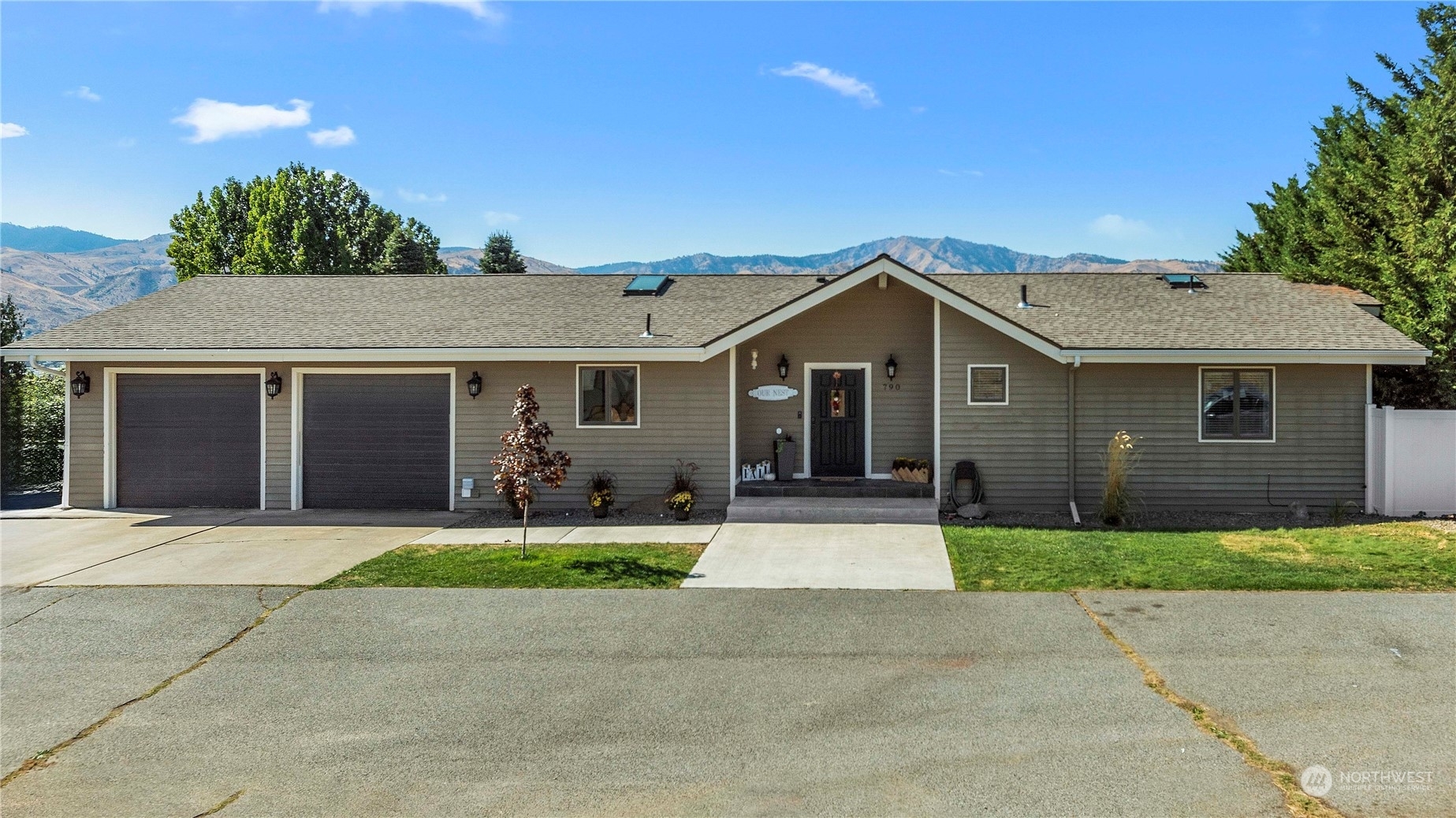 Property Photo:  790 10th Street NE  WA 98802 