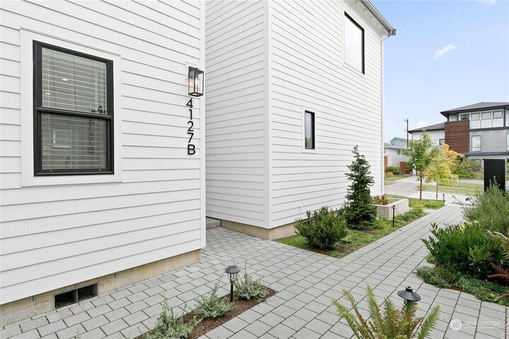Property Photo:  4127  40th Avenue SW B  WA 98116 