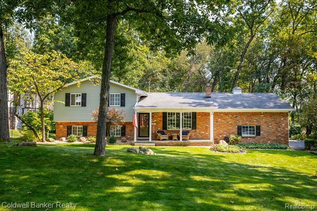 Property Photo:  4573 Kingswood Drive  MI 48116 