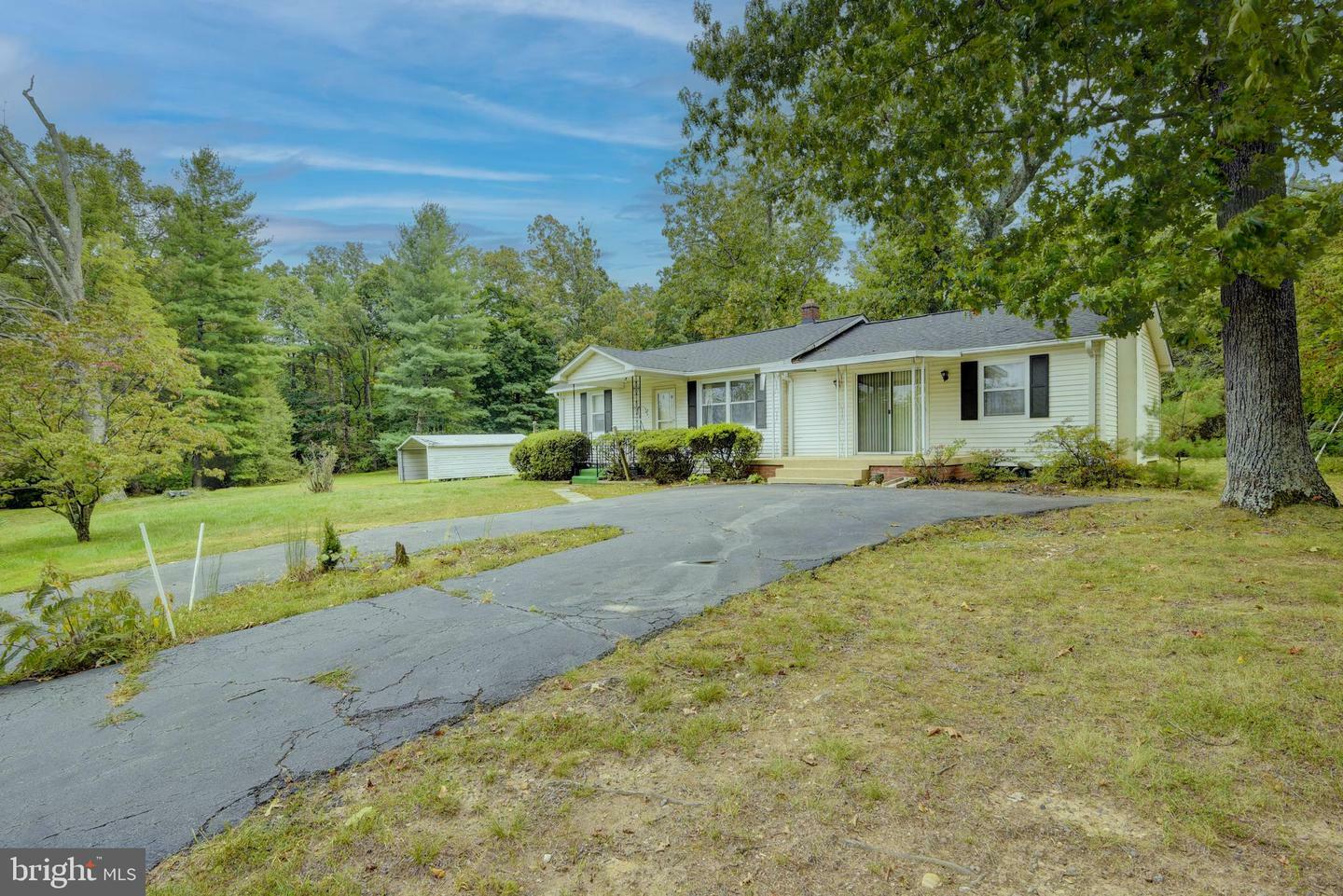 Property Photo:  43505 Evans Pond Road  VA 20176 