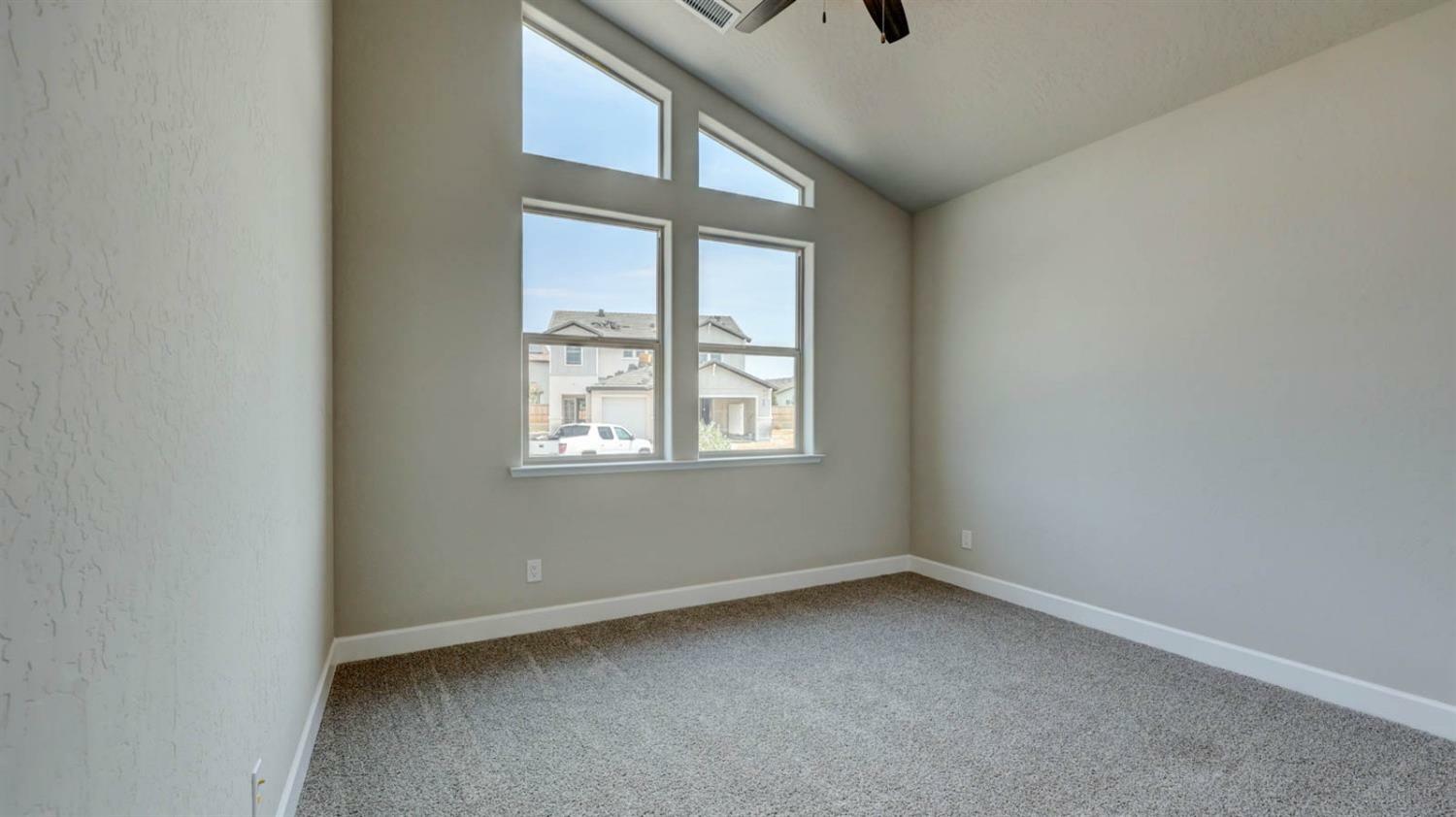 Property Photo:  982 Talus Way S  CA 93636 