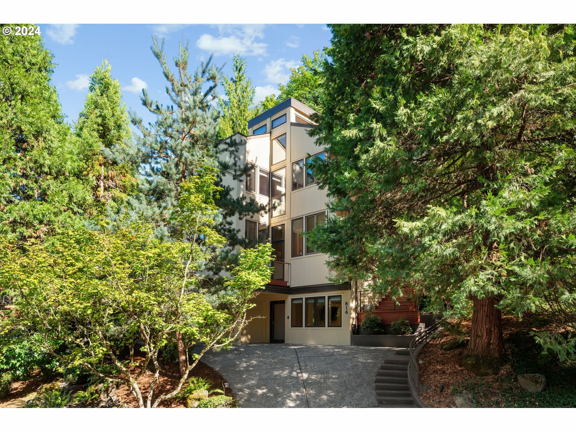 Property Photo:  816 SW Terwilliger Pl  OR 97239 