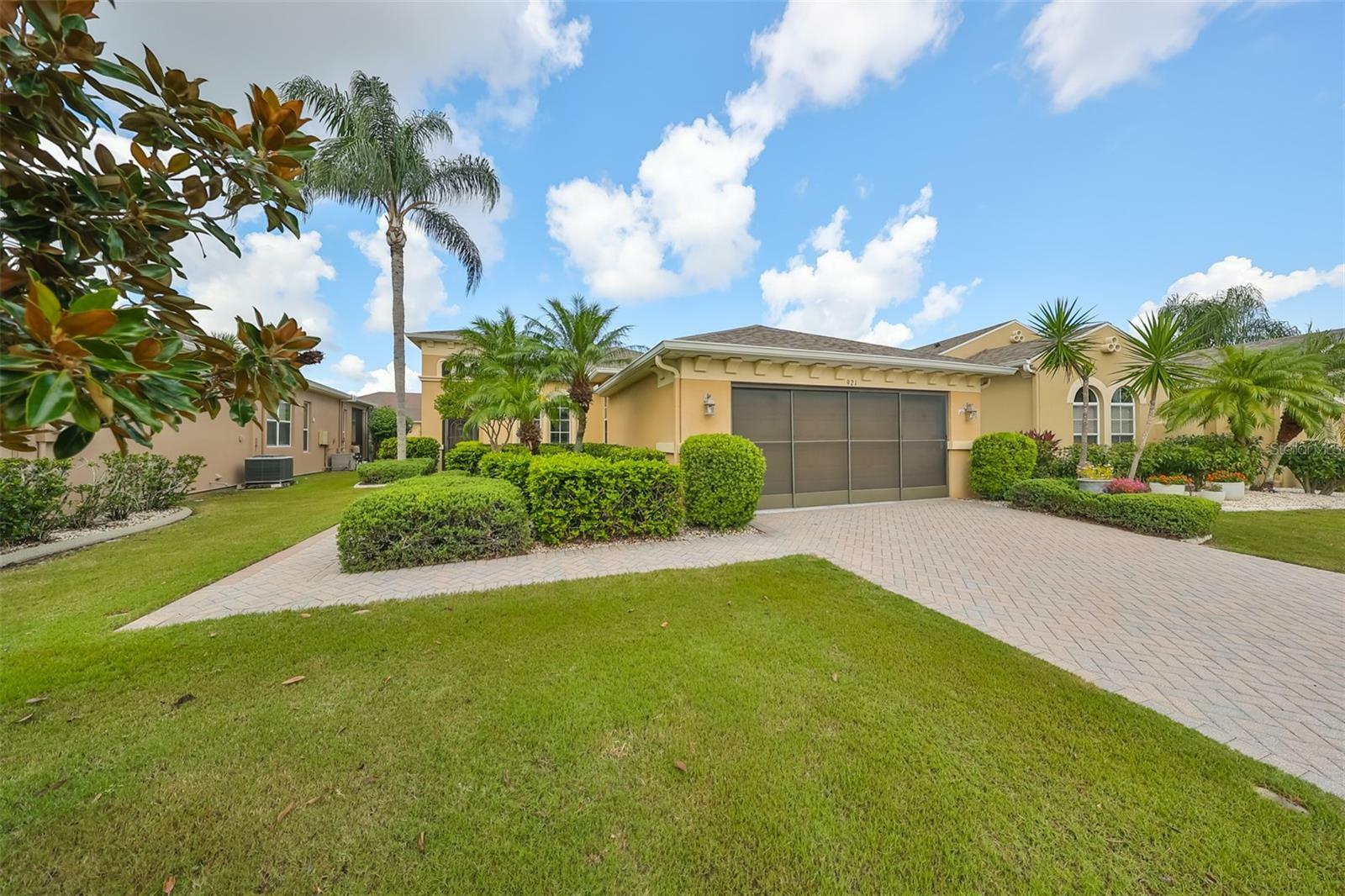 Property Photo:  921 Regal Manor Way  FL 33573 