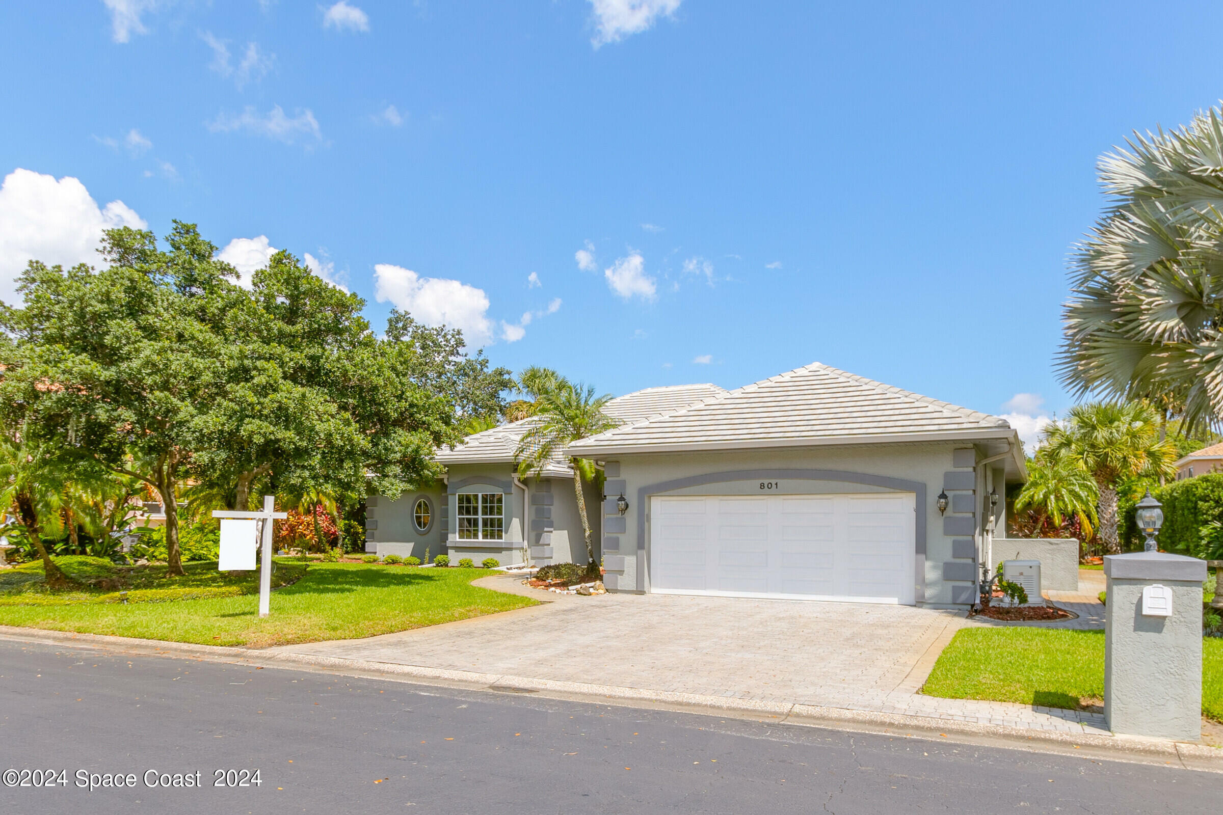 Property Photo: 801 Florencia Circle FL 32780