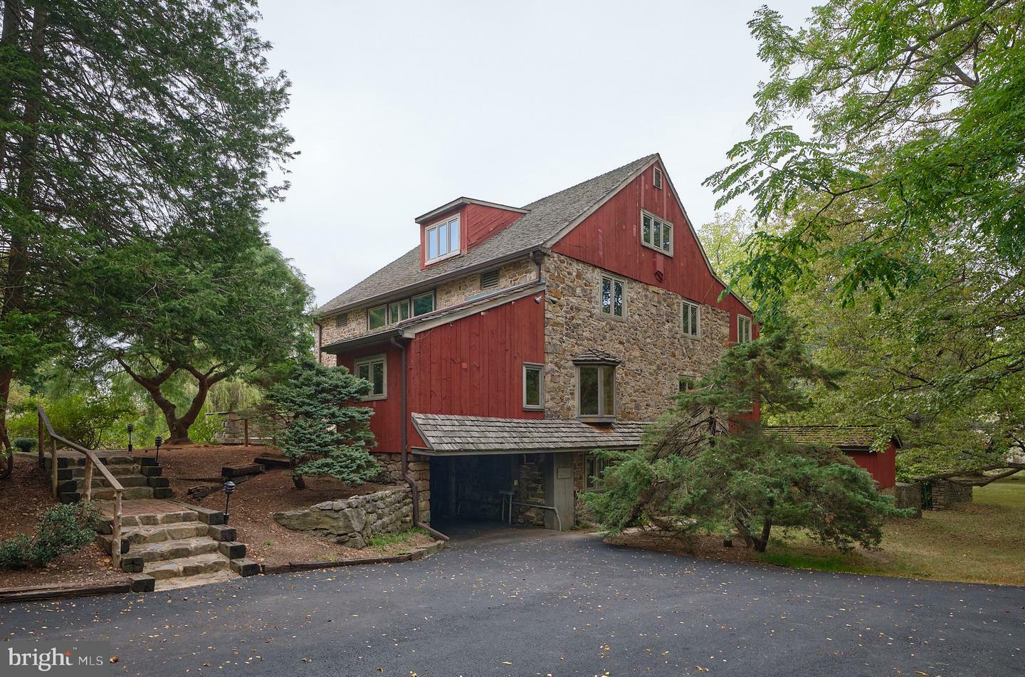 Property Photo:  6 Old Mill Lane  PA 18938 