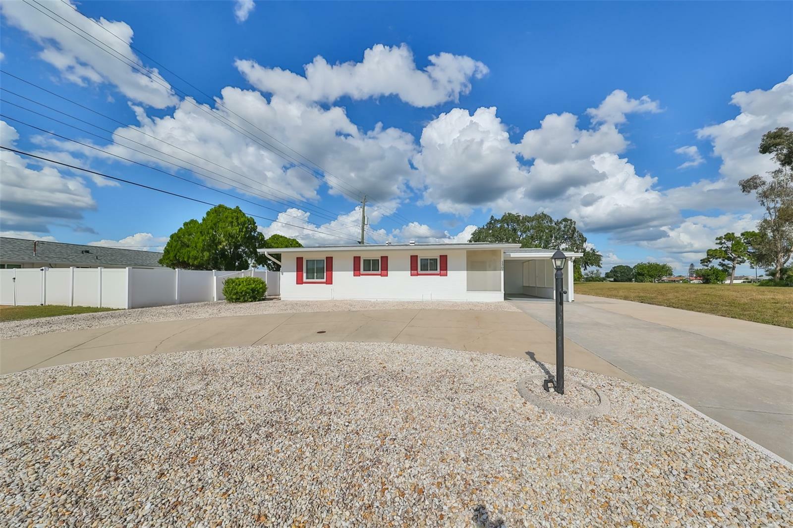 Property Photo:  1307 Cherry Hills Drive  FL 33573 