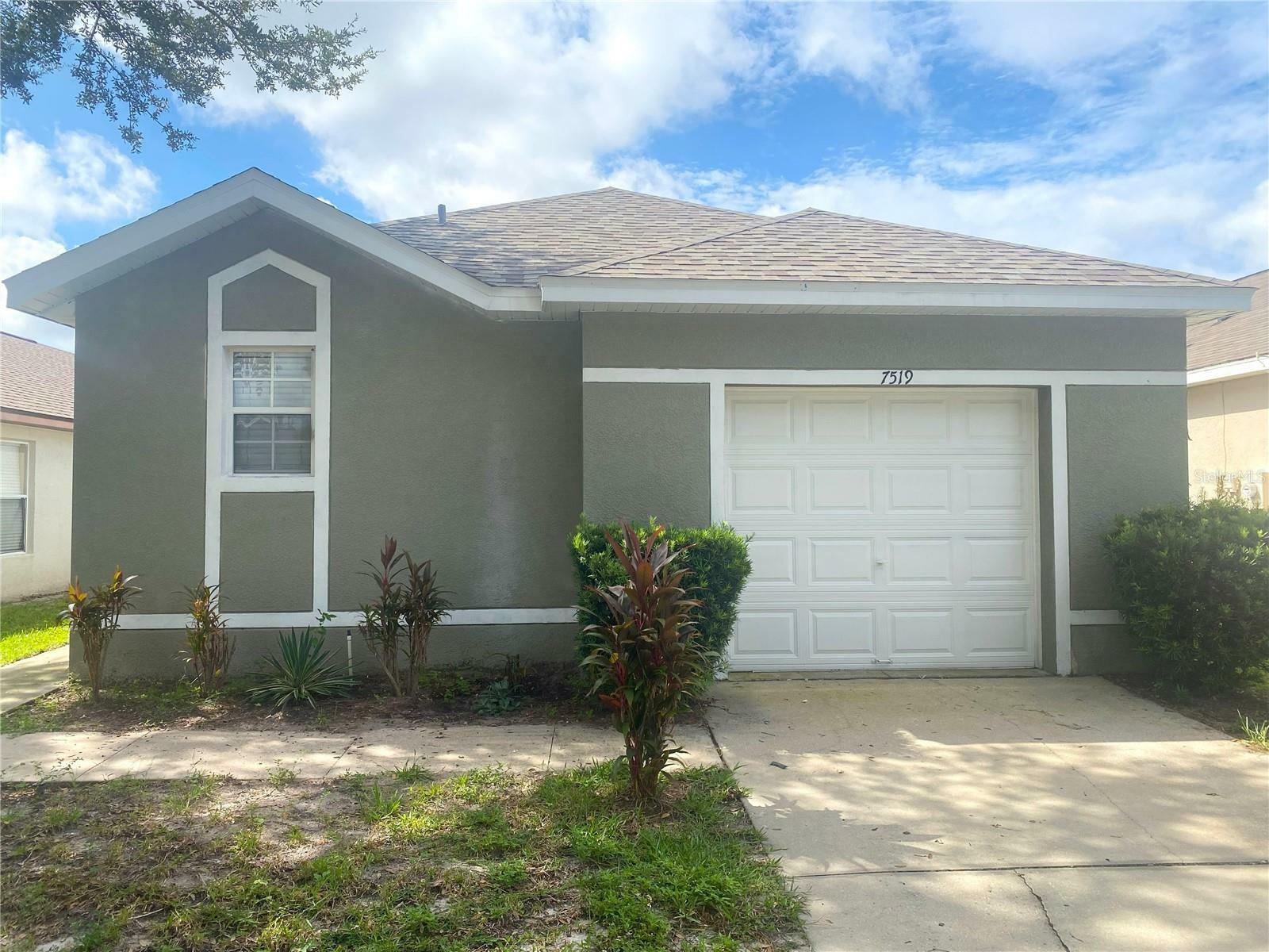 Property Photo:  7519 Oxford Garden Circle  FL 33572 