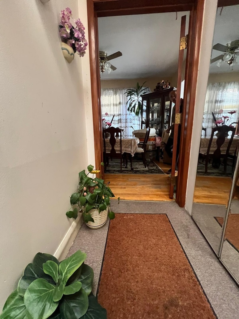 Property Photo:  1910 W Farragut Avenue  IL 60640 