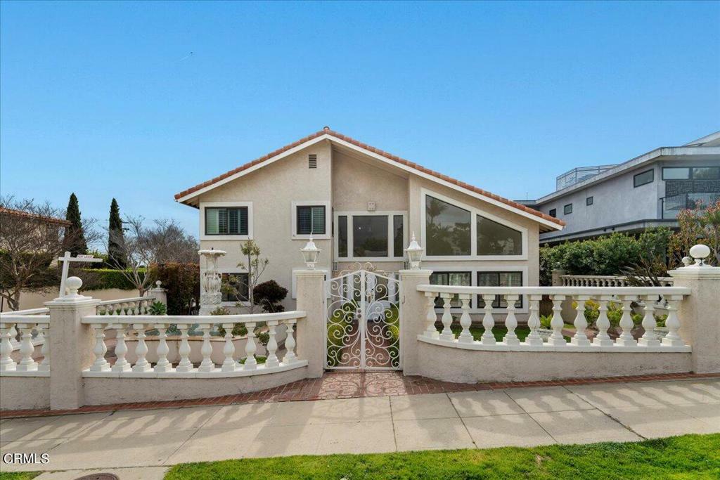 Property Photo:  2222 Pier Avenue  CA 90405 