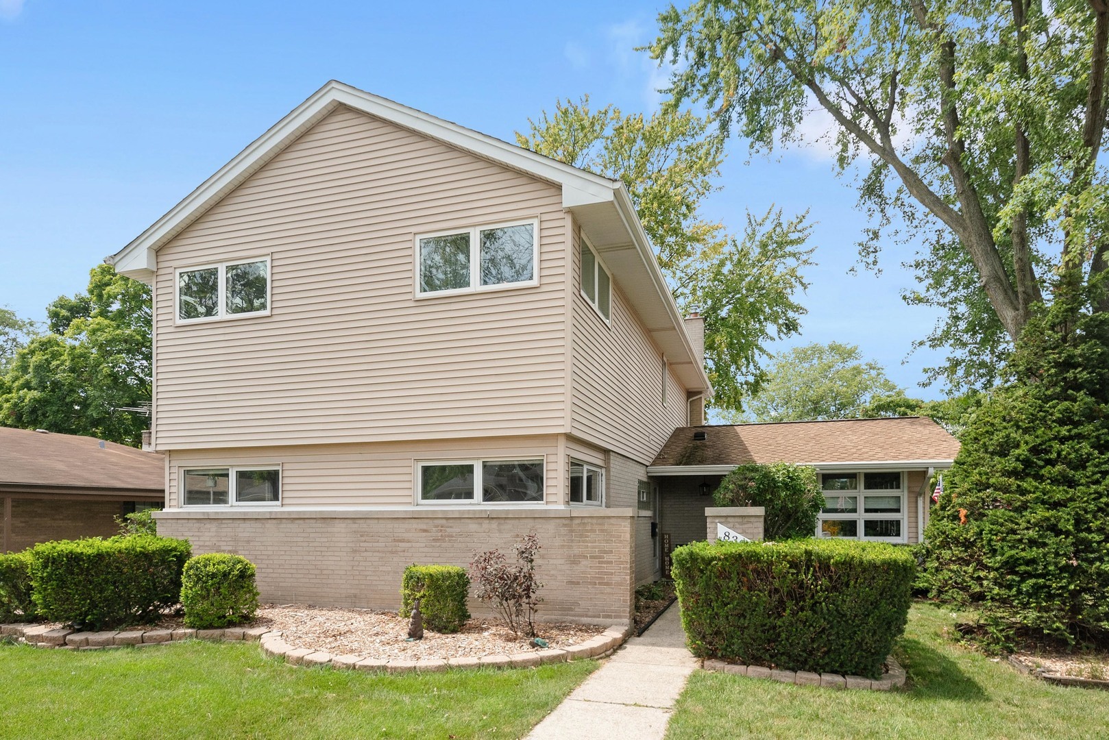 Property Photo:  838 Barnsdale Road  IL 60526 