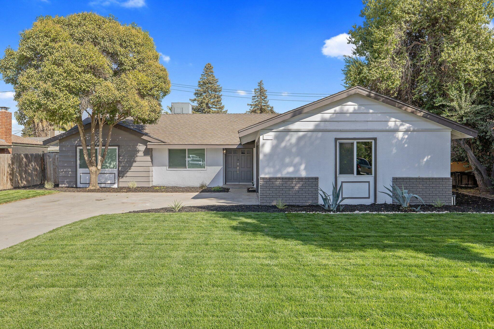 Property Photo:  2716 S Fairway Court  CA 93277 