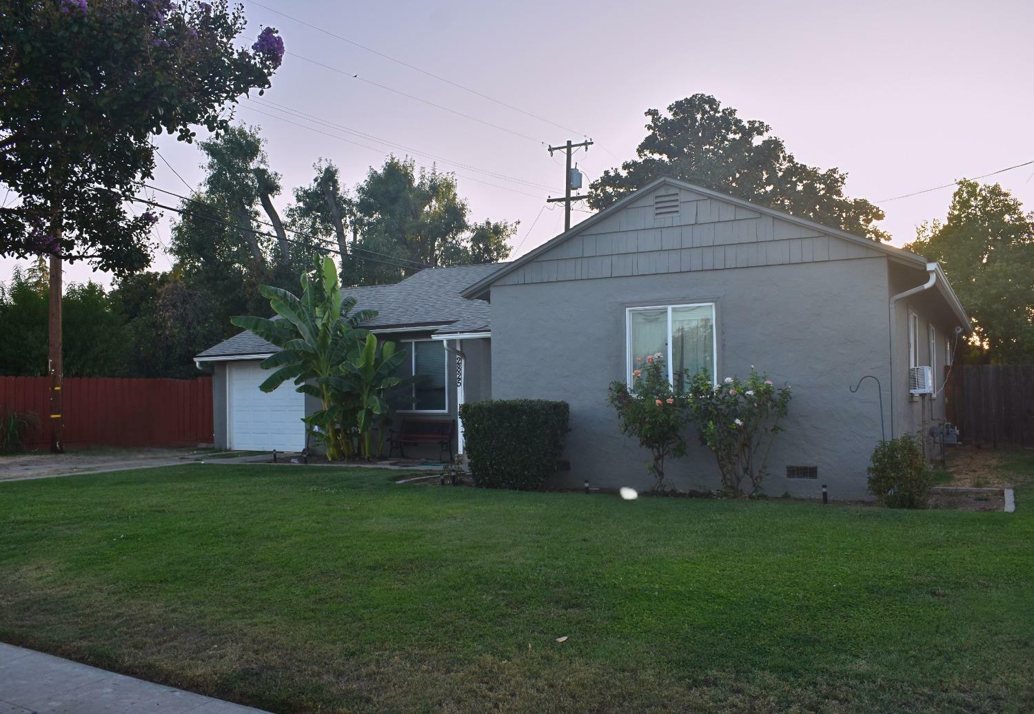 Property Photo:  2825 N Fruit Avenue  CA 93705 