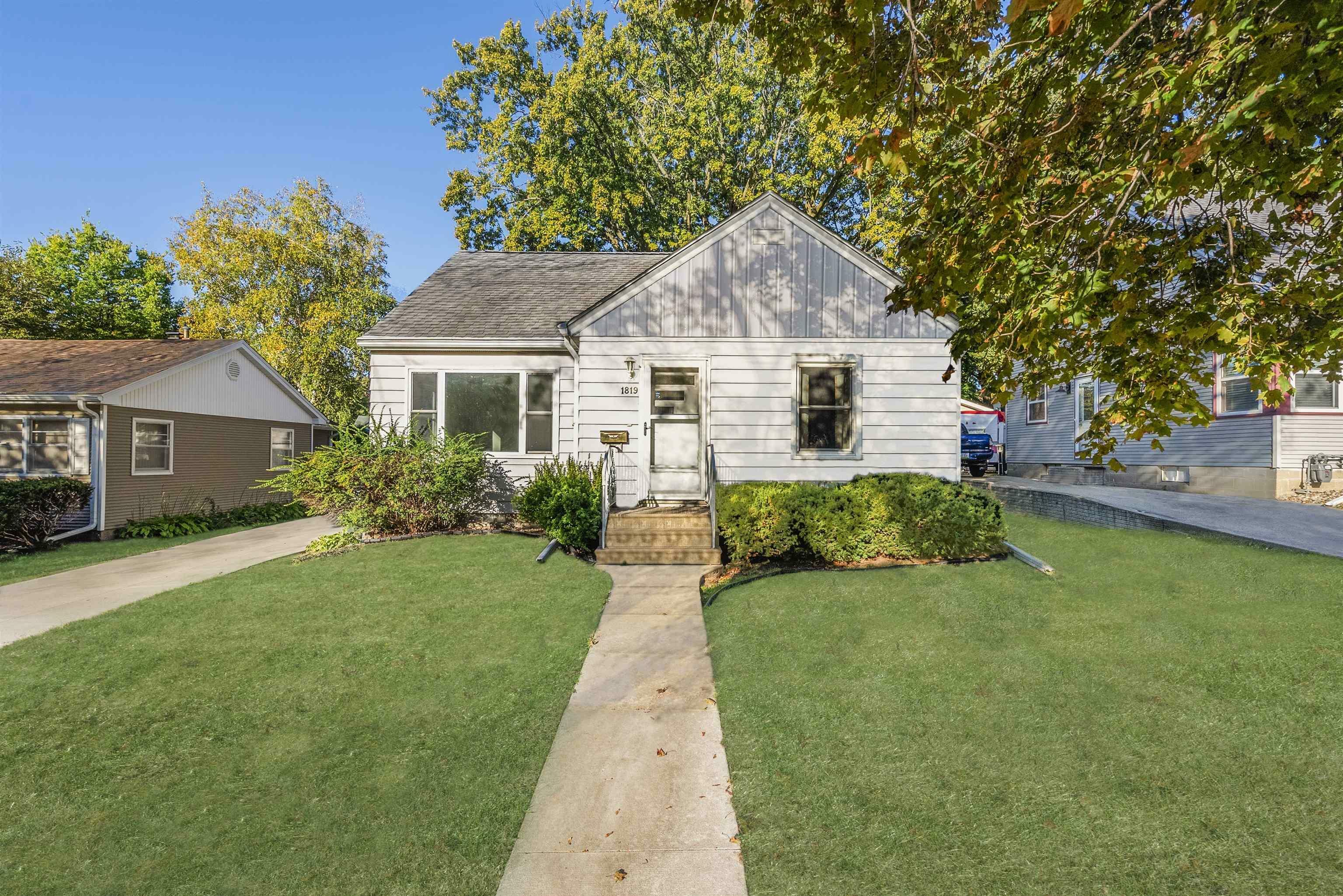 Property Photo:  1819 Iowa Street  IA 50613 