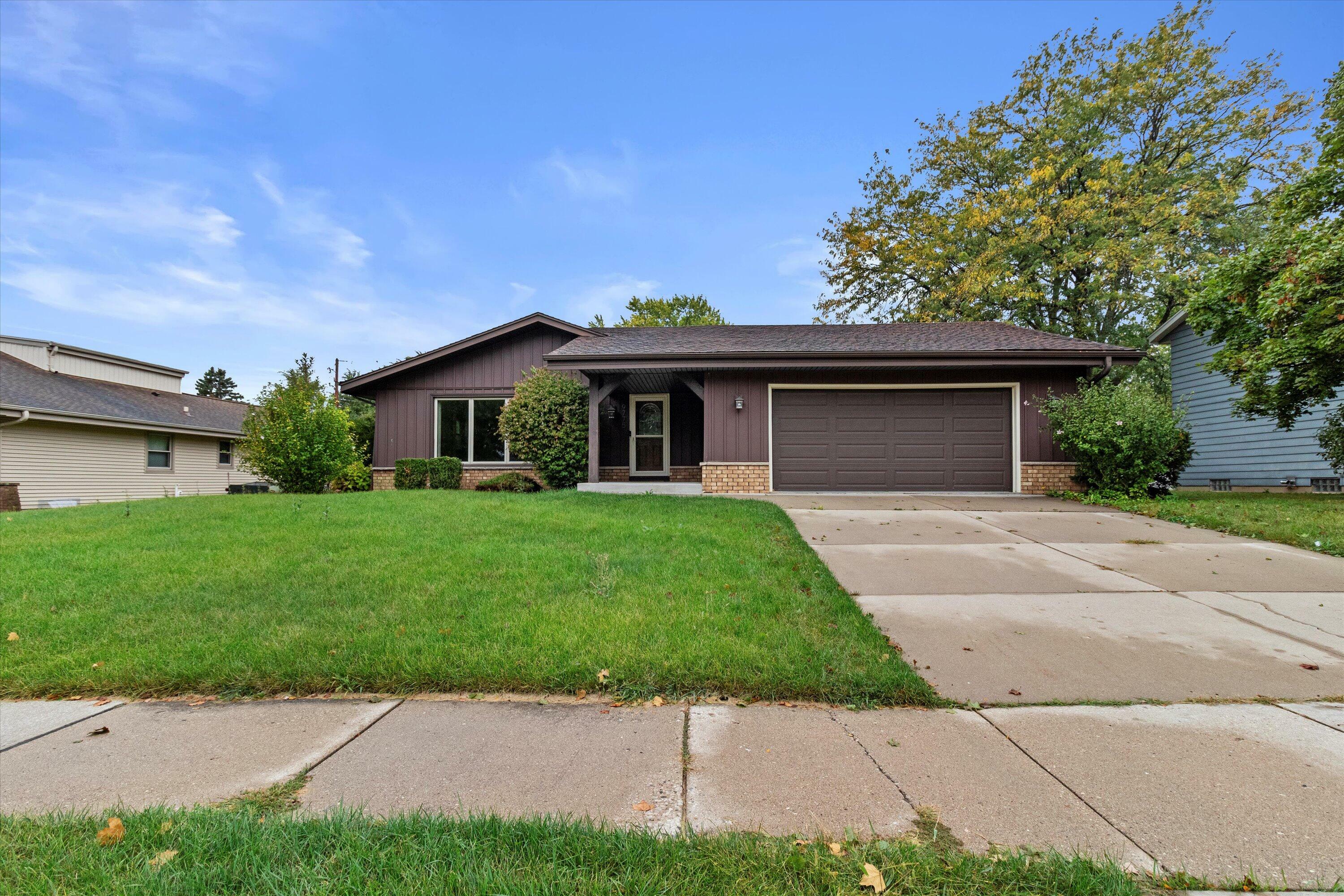 9775 S Shepard Hills Dr  Oak Creek WI 53154 photo