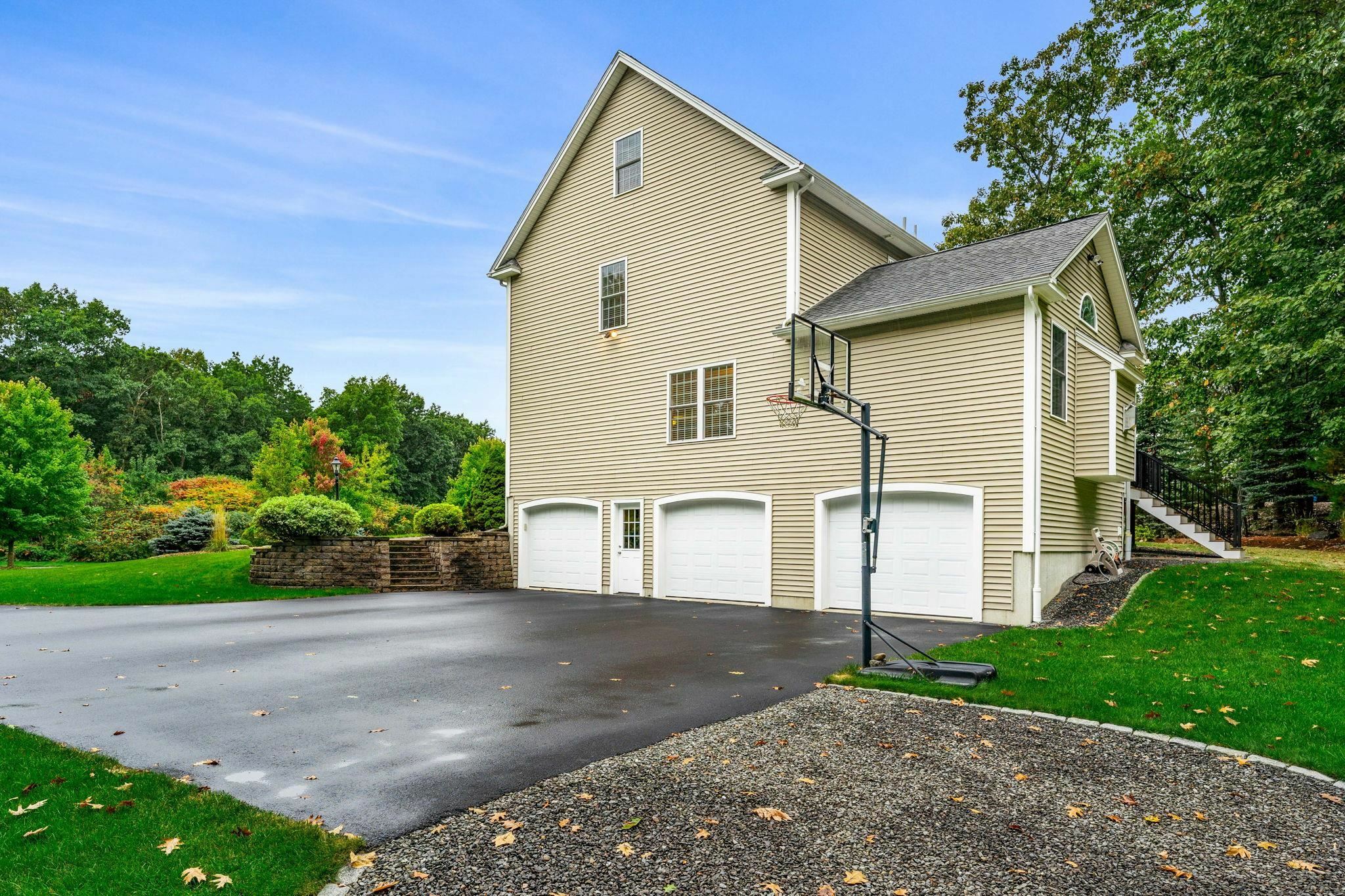 Property Photo:  40 Northland Road  NH 03087 
