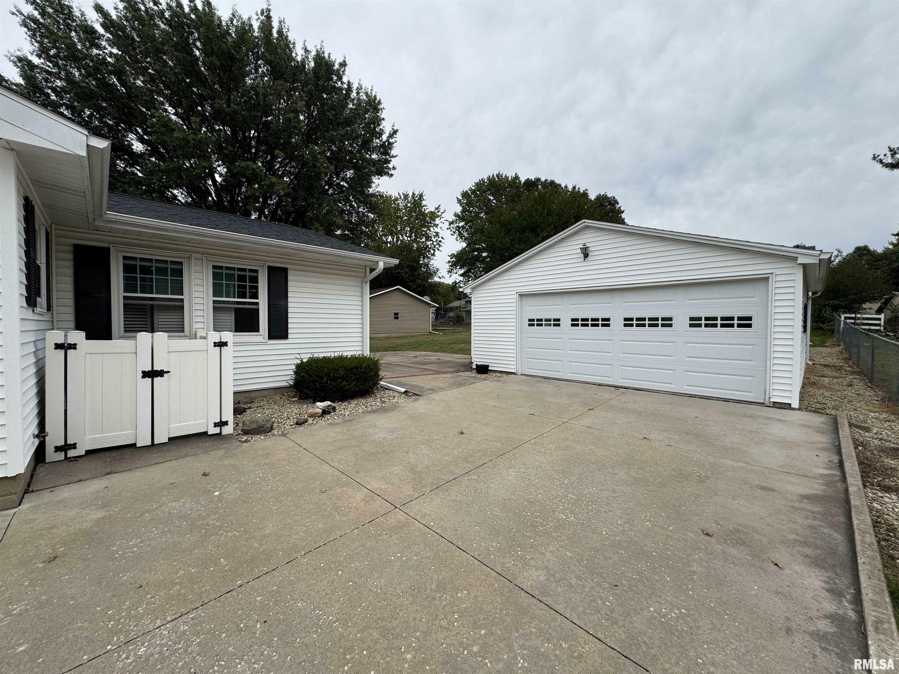 Property Photo:  405 Bandy Avenue  IL 61401 