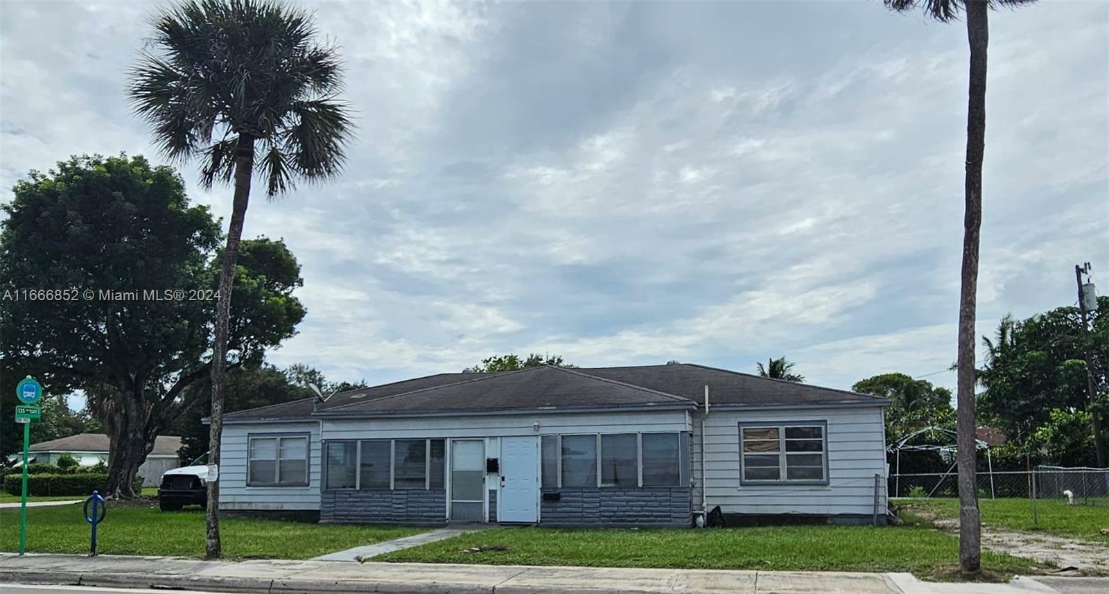 Property Photo:  1428 NE 135th St 1428  FL 33161 