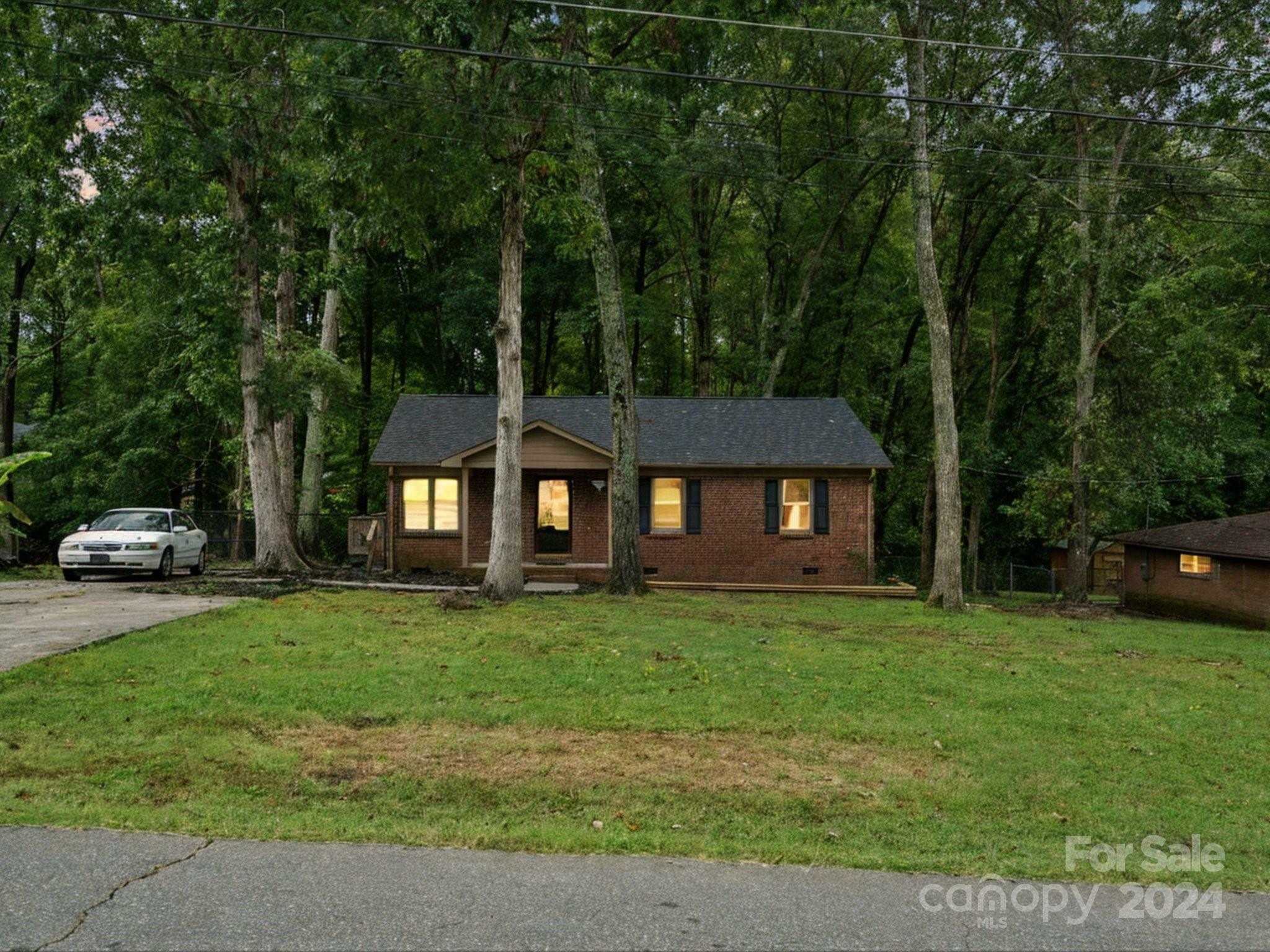 Property Photo:  5321 Pinebrook Drive  NC 28208 