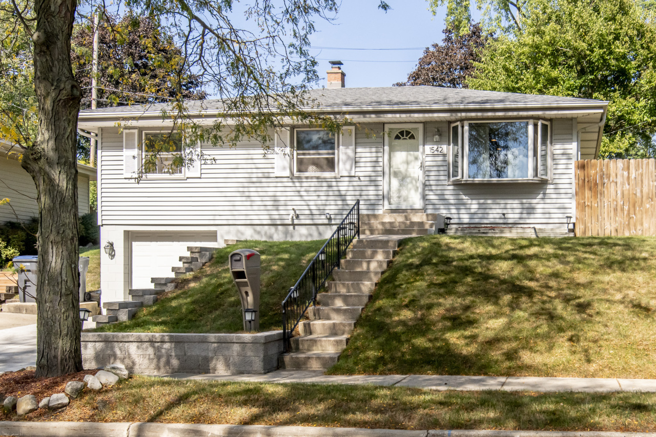Property Photo: 1542 Irving Pl WI 53188