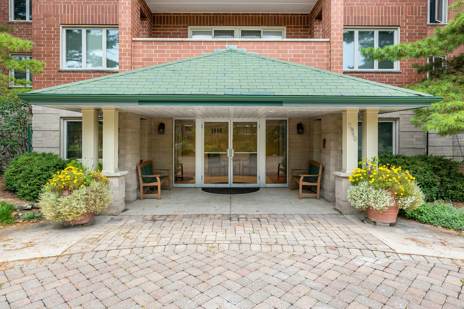 Property Photo:  3940 W Bryn Mawr Avenue 201  IL 60659 