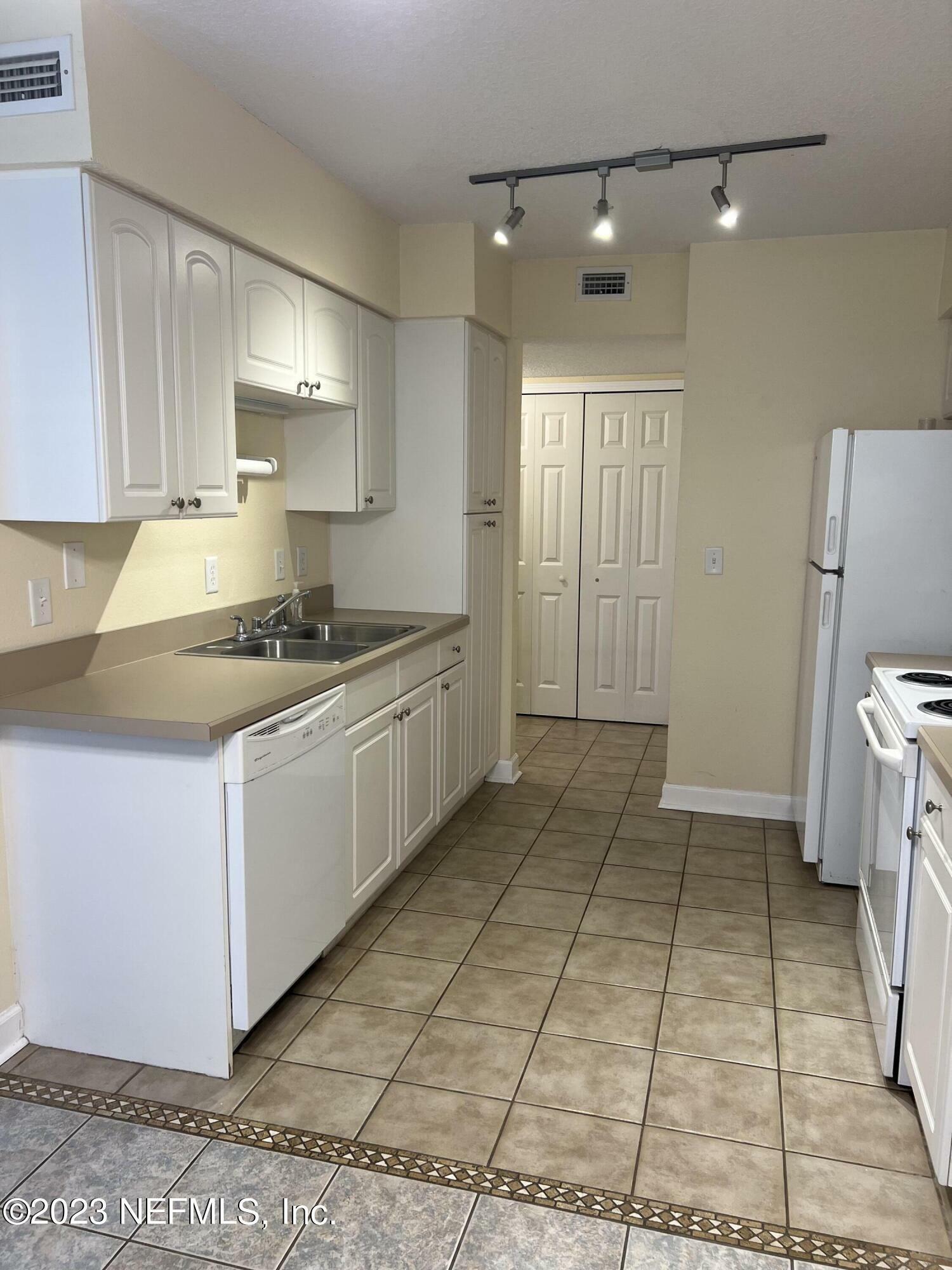 Property Photo:  1800 Park Avenue 109  FL 32073 