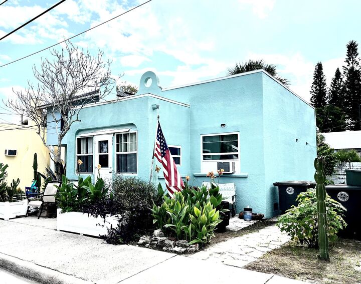 Property Photo: 313 N Oleander Avenue 1 FL 32118