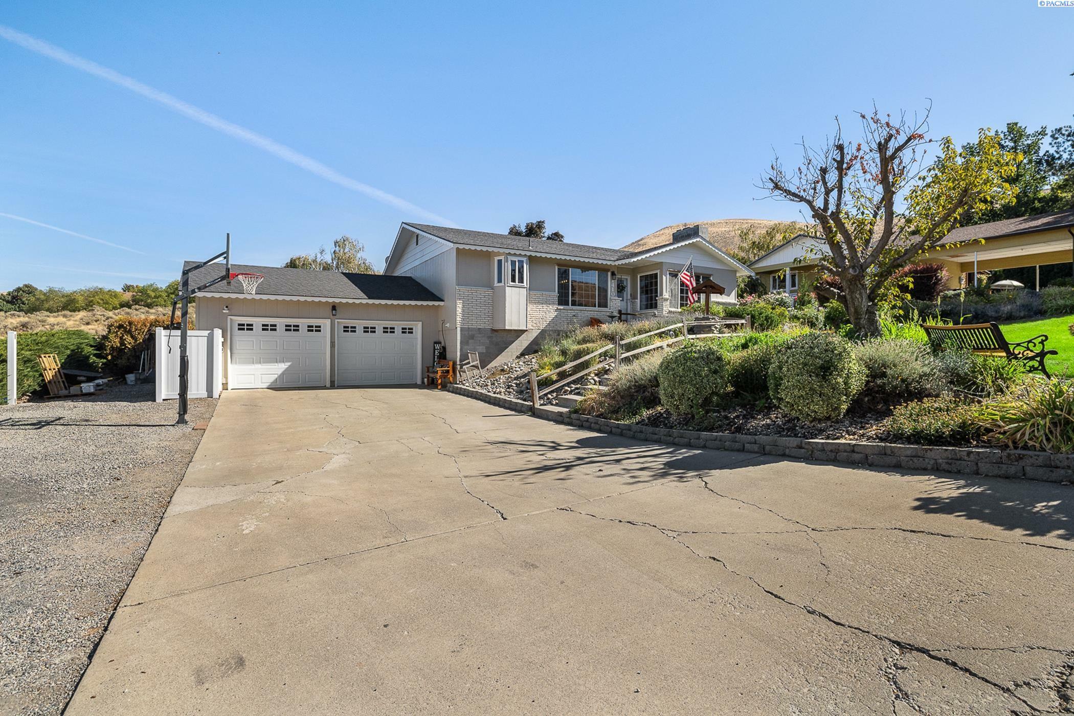 Property Photo:  1410 Roza Vista Pl  WA 99350 