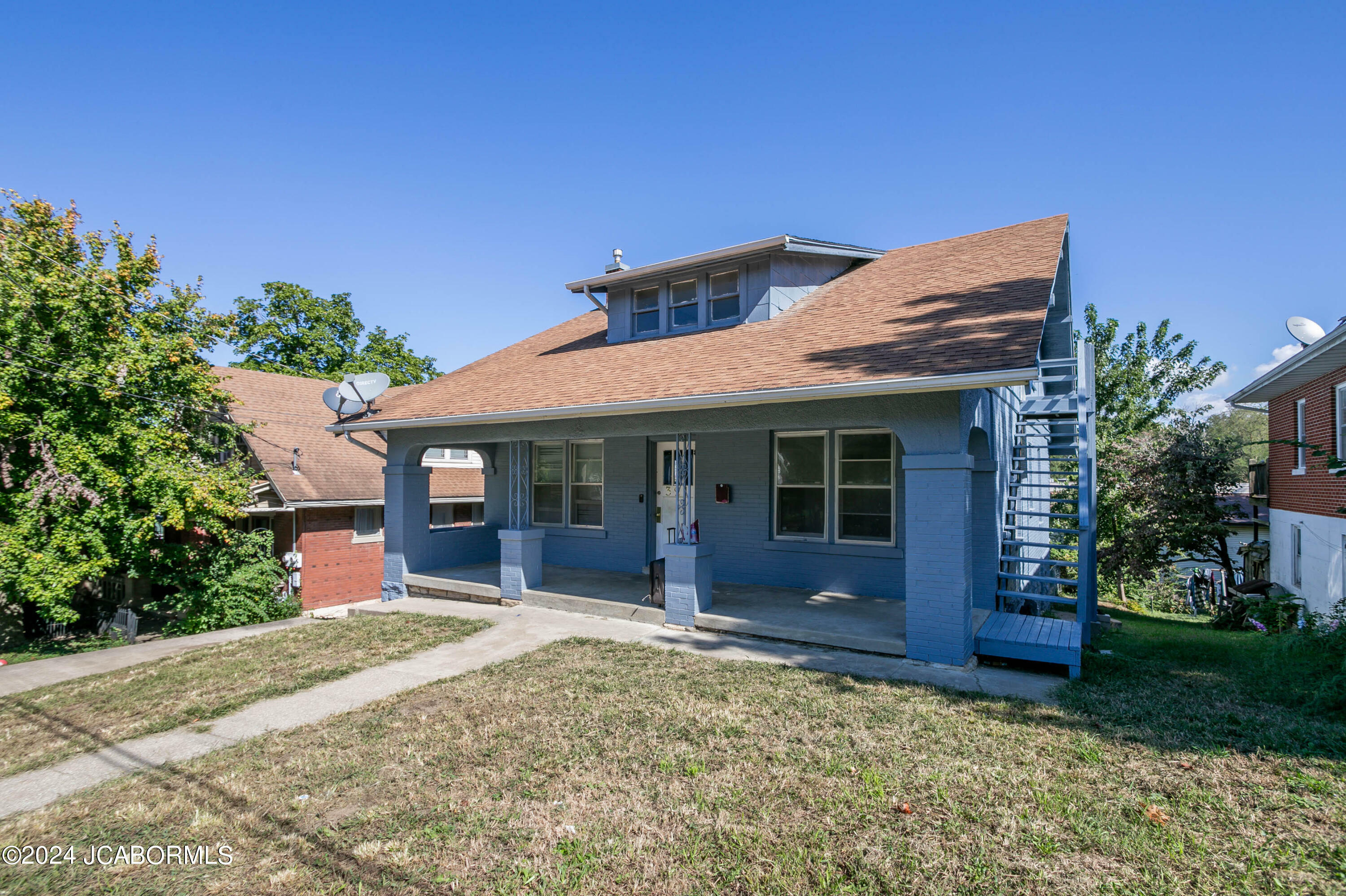 Property Photo:  321 Hickory Street  MO 65101 