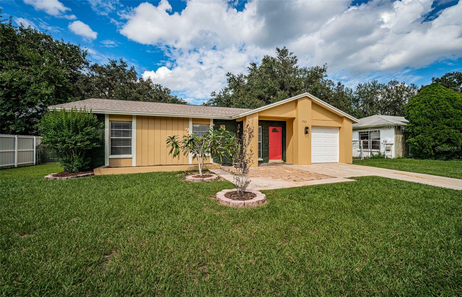 Property Photo:  711 Innergary Place  FL 33594 