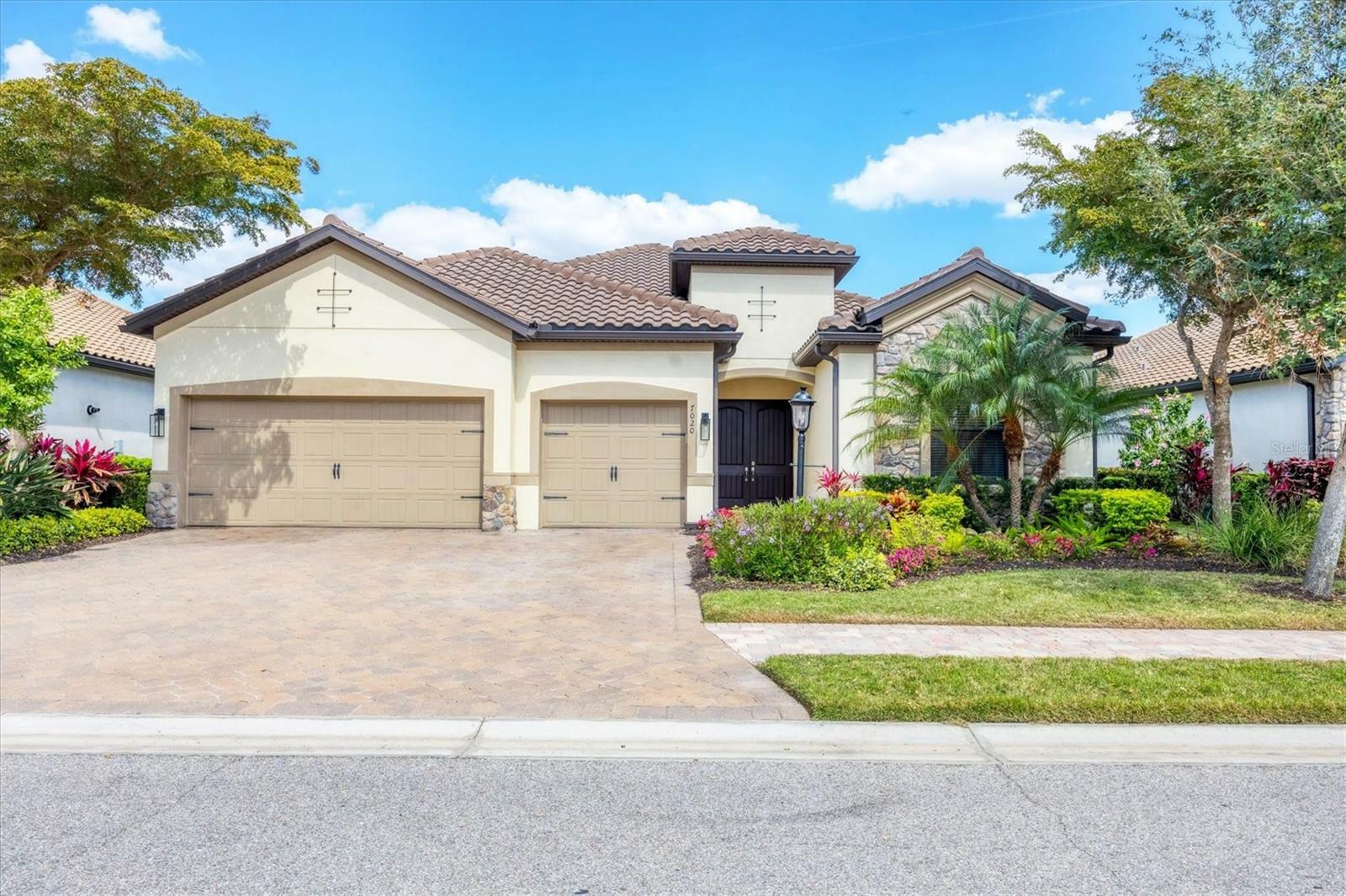 Property Photo: 7020 Whittlebury Trail FL 34202